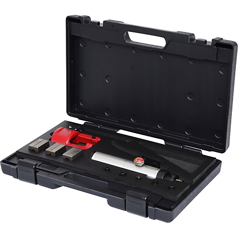 Schwarzer Werkzeugkoffer, geöffnet. Enthält Werkzeuge in roter und silberner Farbe.